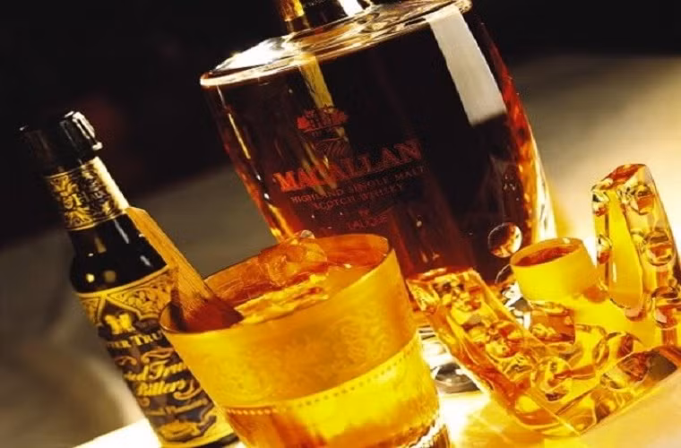 Quán bar của khách sạn Skyview không chỉ nổi tiếng về trang trí tuyệt đẹp mà còn là nơi pha chế ra loại cocktail hơn 7 nghìn USD, Fascinatingly. Nếu bạn đã thử 1 lần thì không bao giờ có thể quên được hương vị của nó.