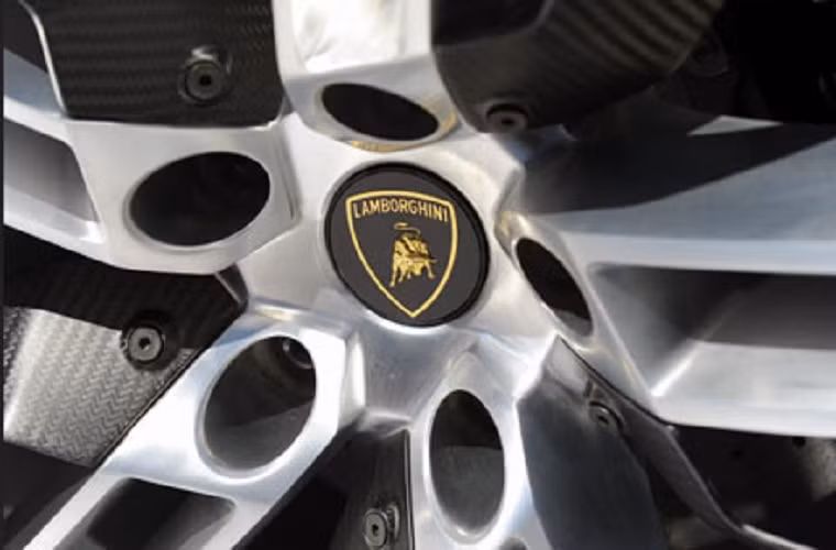Bánh xe mạ crôm mang biểu tượng chú bò Lamborghini.