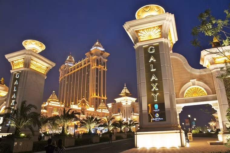 Macau Casino là sòng bạc lớn nhất và sang trọng nhất của tập đoàn Galaxy Entertainment do ông Lui Che-Woo sáng lập. Macau Casino chính thức mở cửa năm 2011 sau 9 năm xây dựng. Ngay lập tức, nó thu hút đông đảo các đại gia đến giải trí.