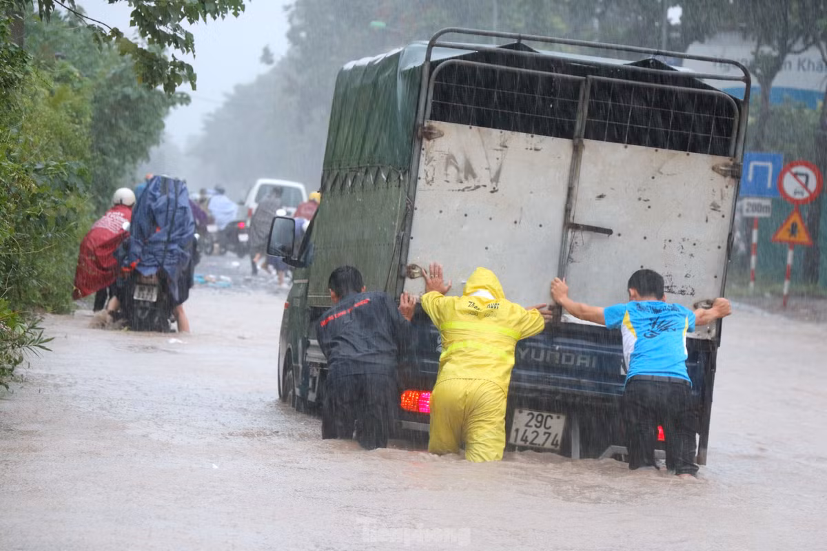 Theo Trung tâm Dự báo Khí tượng Thủy văn Quốc gia, tại Hà Nội, có khả năng mưa to từ chiều đến tối nay, 23/7, kéo dài đến rạng sáng mai (thứ Tư). Trong ngày mai vẫn tiếp tục có mưa nhưng lượng mưa giảm dần và gần như tạnh vào ngày thứ Năm, 25/7. Từ thứ Sáu, Hà Nội hết mưa, nhiệt độ tăng dần.