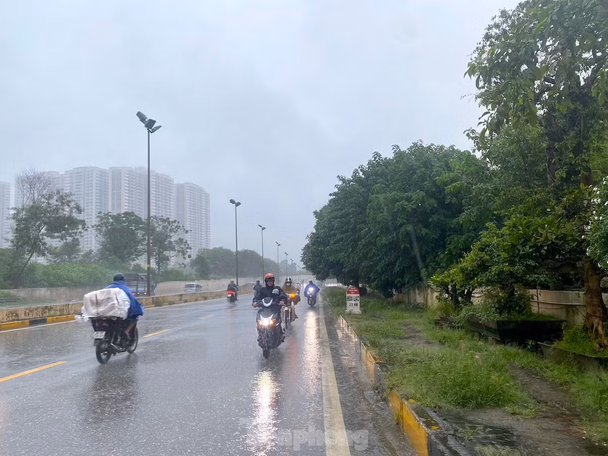 Một số phương tiện lựa chọn quay đầu để tránh ùn tắc.