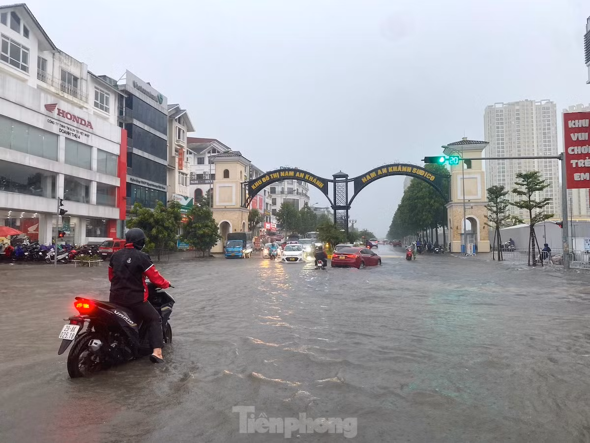 Khu đô thị Nam An Khánh gần đại lộ Thăng Long cũng ngập trong "biển" nước.