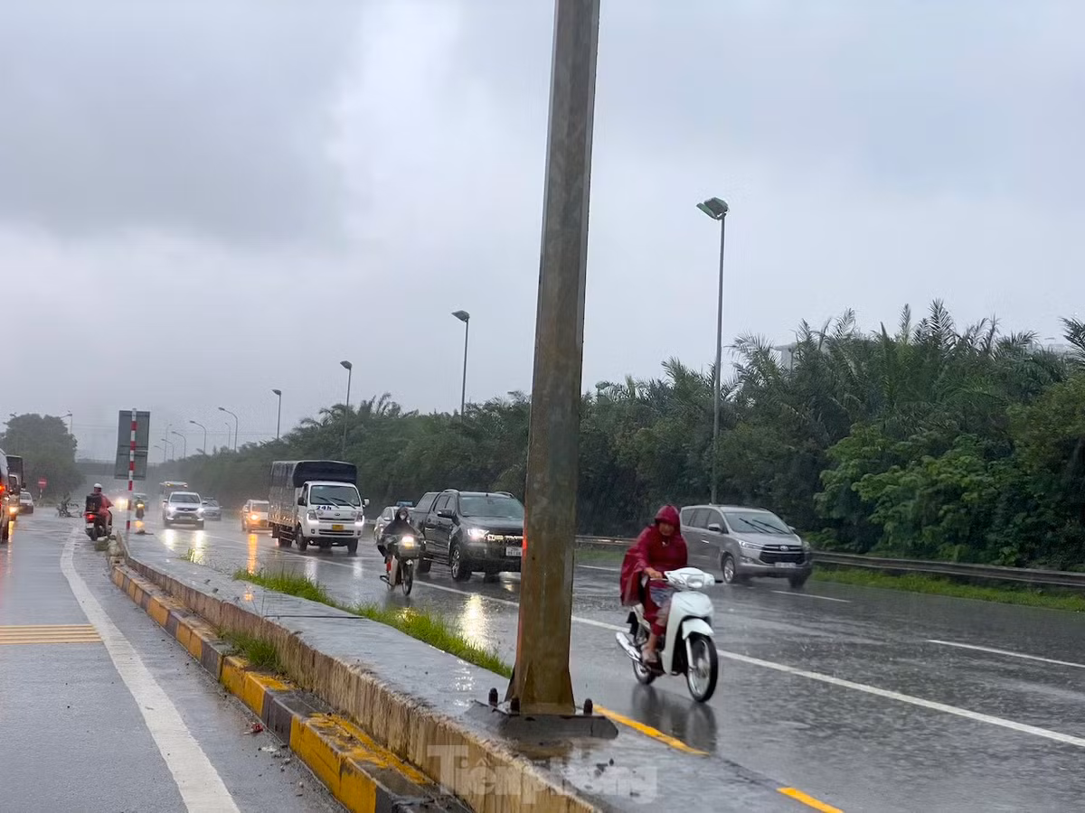 Bất chấp nguy hiểm, nhiều xe máy đi thẳng vào làn cao tốc để tránh đoạn đường ngập.