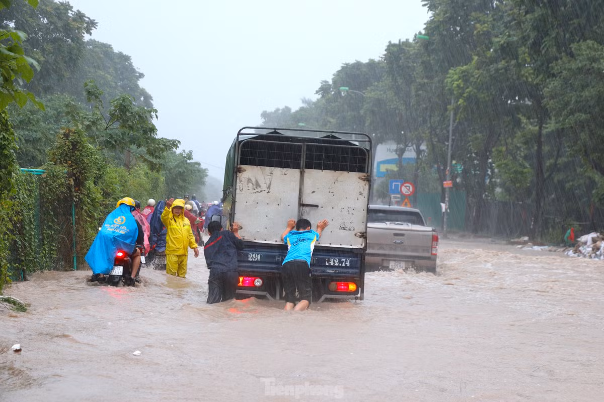 Nhiều xe chết máy phải đẩy, dắt bộ lội nước qua đoạn đường này.