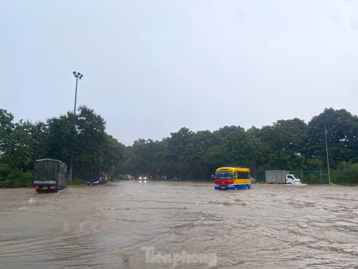 Trời mưa to khiến đường gom đại lộ Thăng Long ngập ở nhiều vị trí, trong đó nghiêm trọng nhất tại khu vực hầm chui số 3 và đoạn qua nút giao với đường Lê Trọng Tấn.