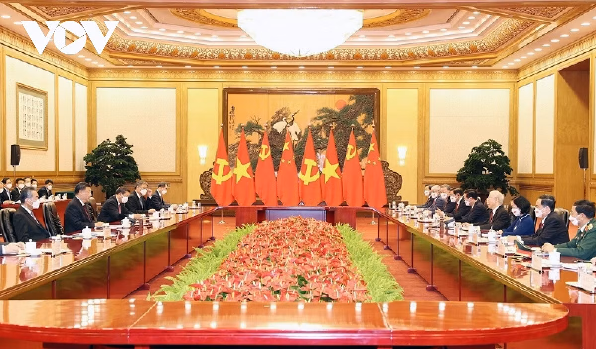 br/> Ngay sau lễ đón chính thức, Tổng Bí thư Nguyễn Phú Trọng đã hội đàm với Tổng Bí thư, Chủ tịch Trung Quốc Tập Cận Bình. Hai bên nhất trí tiếp tục duy trì trao đổi, tiếp xúc cấp cao thường xuyên giữa lãnh đạo hai Đảng, hai nước nhằm tăng cường hiểu biết lẫn nhau, kịp thời trao đổi, giải quyết các vấn đề nảy sinh trong quan hệ song phương, duy trì cục diện hữu nghị và đà phát triển lành mạnh, ổn định của quan hệ Việt - Trung.