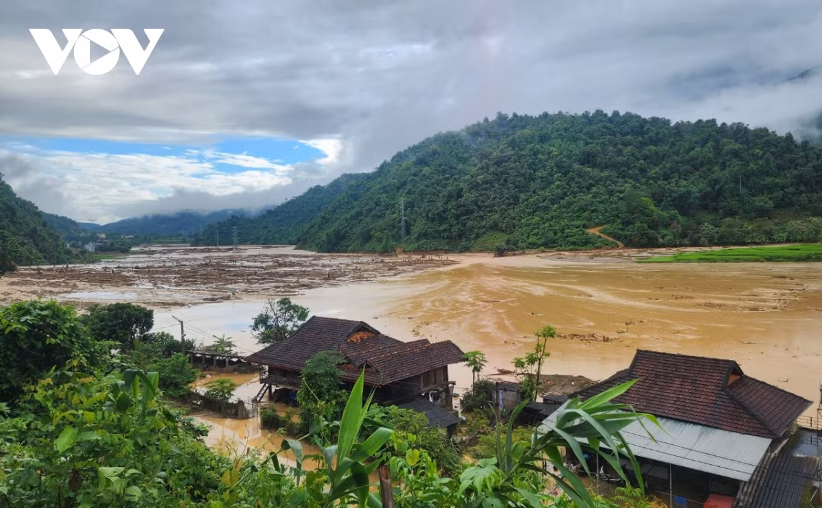 Lũ quét tại Mường Pồn, ít nhất 2 người chết, 5 người mất tích Lu quet tai Muong Pon, it nhat 2 nguoi chet, 5 nguoi mat tich