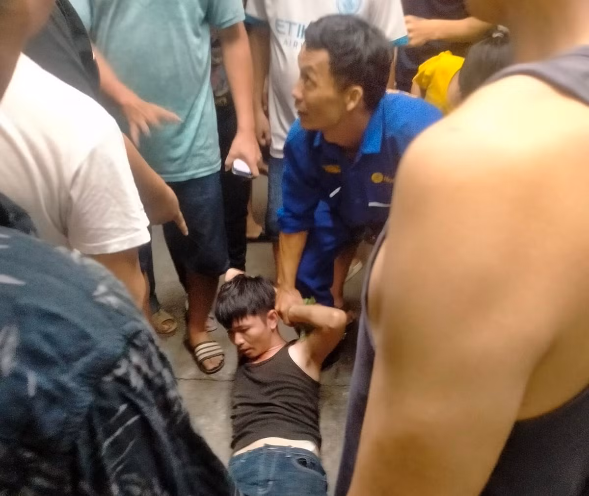 Dau hieu la o nhung vu cuop tiem vang nem ra duong