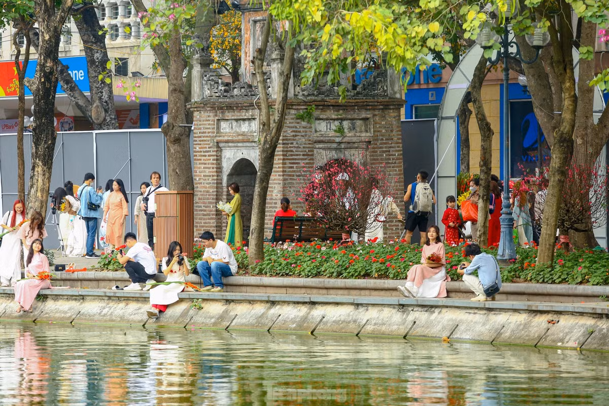 Ho Hoan Kiem ruc ro sac hoa xuan-Hinh-19
