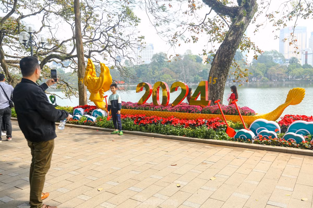 Ho Hoan Kiem ruc ro sac hoa xuan-Hinh-25
