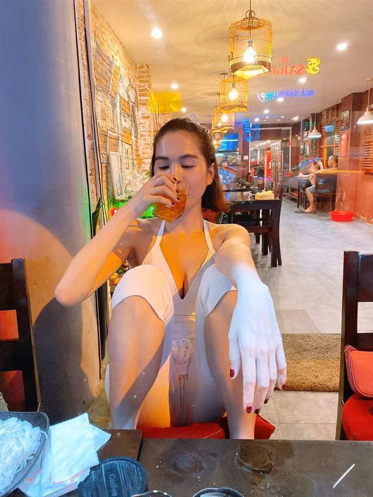 Không chỉ nhậu tại gia, Ngọc Trinh còn có sở thích đánh chén ngoài phố.