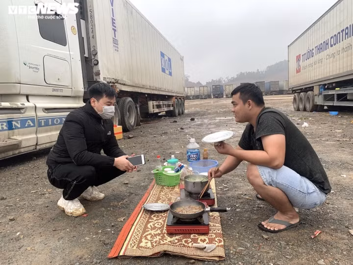 Xe hang tac tai cua khau Lang Son: Tai xe va vat, khong the ve an Tet-Hinh-17