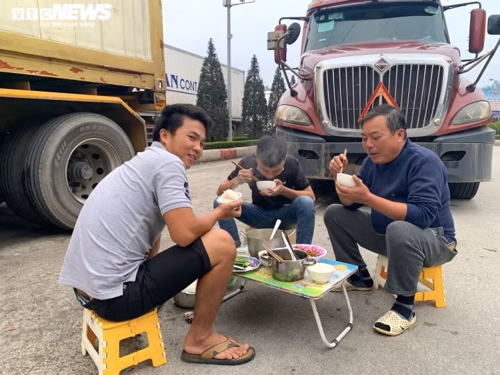 Xe hang tac tai cua khau Lang Son: Tai xe va vat, khong the ve an Tet-Hinh-3