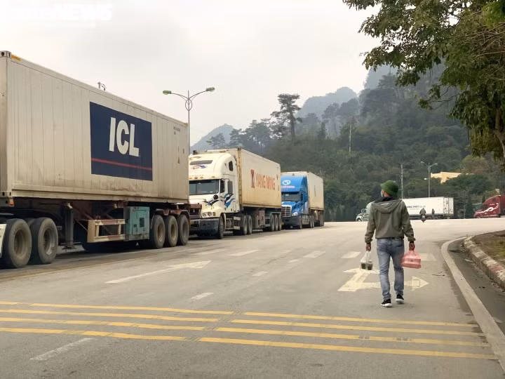 Xe hang tac tai cua khau Lang Son: Tai xe va vat, khong the ve an Tet-Hinh-7