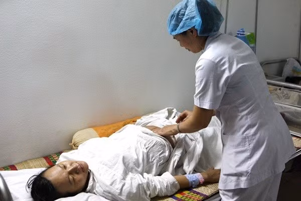 Sản phụ Vũ Thị Phương Hoa đang được chăm sóc tại khoa Sản 2 (Bệnh viện Phụ sản Trung ương).