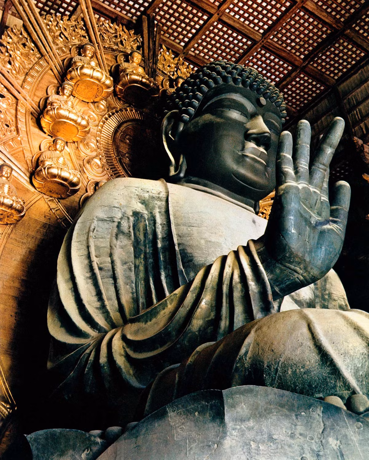 Trong thời gian ở Nhật, ông cũng ghé qua Nara - thủ đô đầu tiên của xứ anh đào. Cố đô nổi tiếng với những kiến trúc đền, chùa Phật giáo. Vào thế kỷ thứ 8, thời kỳ Nara ở Nhật Bản, Phật giáo phát triển cực thịnh. Người ta tin càng nhiều đền chùa sẽ khiến đất nước thêm vững chắc. Và như thế, rất nhiều công trình Phật giáo đã được xây dựng tại đây.