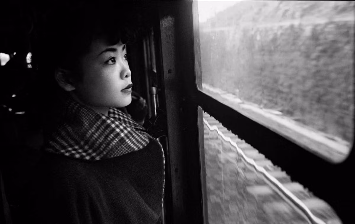 Bức chân dung Michiko Jinuma, một sinh viên thời trang, được Bischof chụp ở Tokyo. Nhiếp ảnh gia này đã dành khoảng thời gian ít ỏi ở Nhật Bản để hiểu nhiều hơn về cuộc sống của họ. "Tôi luôn đi quá xa và quá sâu. Đó dường như không còn là báo chí nữa. Từ sâu thẳm, tôi biết mình vẫn và sẽ luôn là một nghệ sĩ, không phải phóng viên", ông tâm sự.