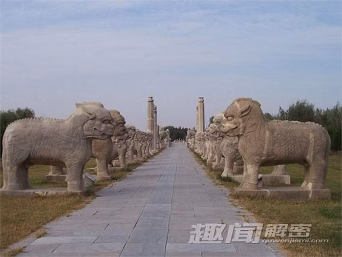 Sử sách cũng ghi chép rõ ràng, lúc Chu Nguyên Chương băng hà, năm 1398, chiếu theo di chúc tiên đế, Chu Doãn Văn đã ra lệnh chôn theo toàn bộ cung phi chưa từng sinh nở theo tiên đế. Mệnh lệnh ban ra, cả triều đình hỗn loạn, tiếng khóc ai oán khắp nơi. Các mỹ nhân bị tuẫn táng theo hình thức nào còn là điều tranh cãi.