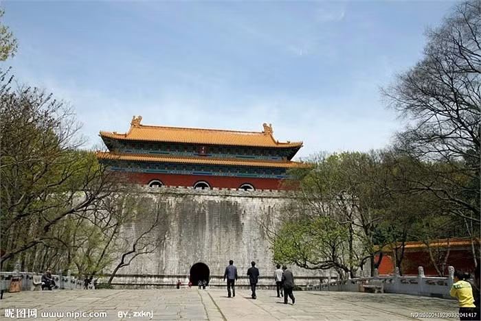 Để có thể trả lời được câu hỏi, các chuyên gia đã sử dụng máy đo từ trường hiện đại nhất. Kết quả cho thấy, trong lòng núi có một kiến trúc ngầm.