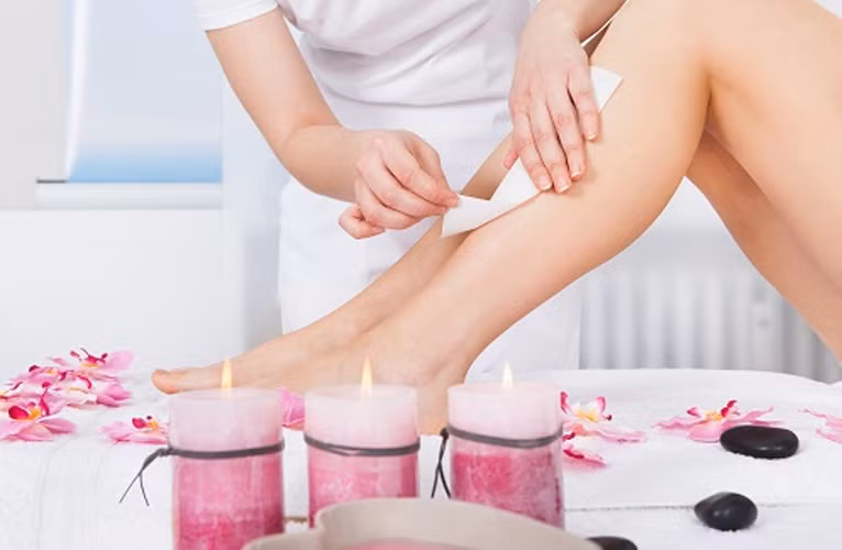 Waxing nhanh hơn cạo lông. Nếu dùng dao cạo để tẩy lông bạn sẽ phải mất một lúc loay hoay nhất ở những vùng khó cạo trong khi đó thao tác waxing nhanh hơn nhiều.