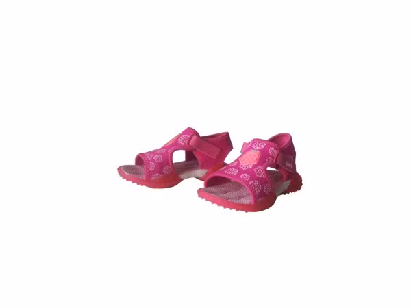 Sandal Bata, giá gần 500.000 đồng.