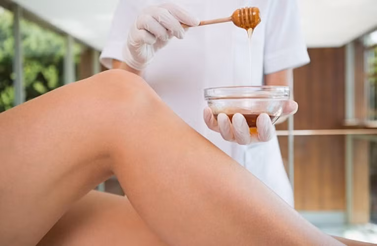 Càng waxing càng bớt đau. Mới nghe qua sẽ thấy waxing gây đau đớn khi bạn phải để bôi sáp nóng lên cơ thể rồi dùng một chiếc khăn sạch đắp lên vùng lông vừa được bôi sáp. Để cho khăn dính chặt vào sáp rồi nhanh tay bóc khăn ra theo chiều ngược với chiều lông mọc. Nhưng nếu làm nhiều, bạn sẽ dần giảm được những đau đớn mà quá trình này mang lại.