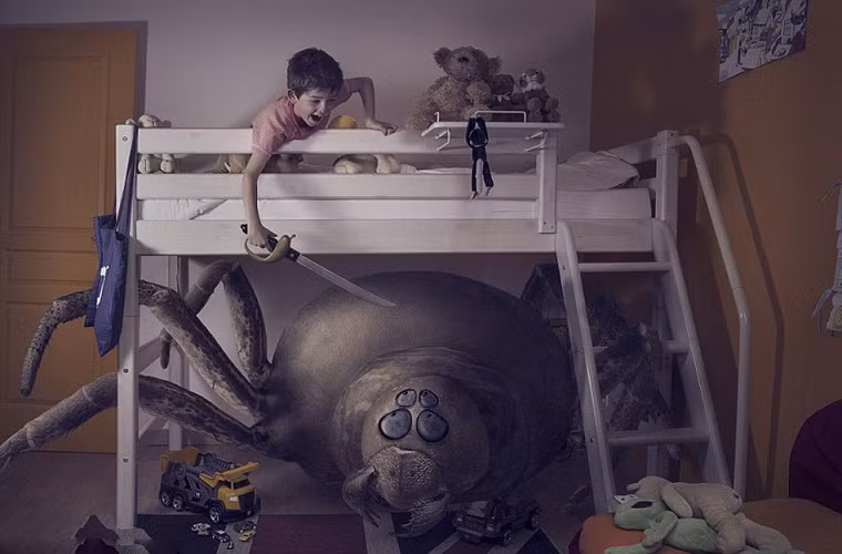 Trong các bức tranh là những chú quái vậy với móng vuốt sắc nhọn và răng nanh và những đứa trẻ túm tụm ở góc của phòng ngủ với đôi mắt đầy sợ hãi