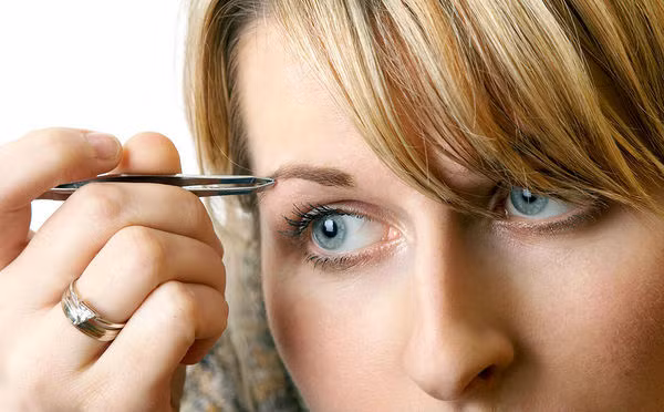 Nếu bạn có ý định tẩy lông bằng laser thì nên hạn chế wax hoặc nhổ lông trong vòng 6 tuần trước khi điều trị. Lý do là vì tia laser sẽ nhắm vào đoạn gốc của lông, mà nếu bạn wax hoặc nhổ thì sẽ tạm thời không còn gì để laser phát huy tác dụng.