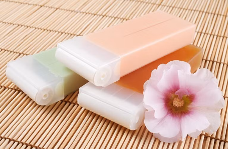 Waxing giúp thải độc tố khỏi cơ thể. Khi waxing, bạn đã mở một lỗ hổng giữa các khu vực tế bào bạch huyết và bề mặt da thông qua các nang lông và do đó các độc tố sẽ theo đó mà thoát ra.