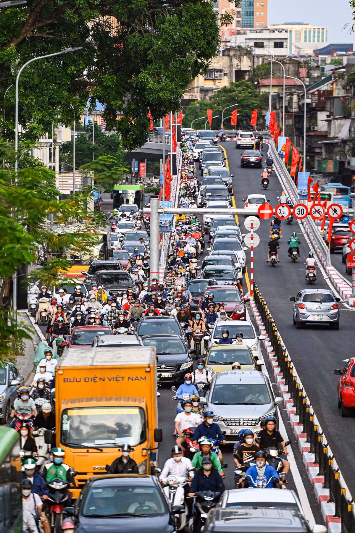Nửa ngày sau khi cầu vượt thông xe, đến khung giờ cao điểm chiều 30/6, hướng Phạm Ngọc Thạch - Chùa Bộc tái diễn cảnh ùn tắc kéo dài.