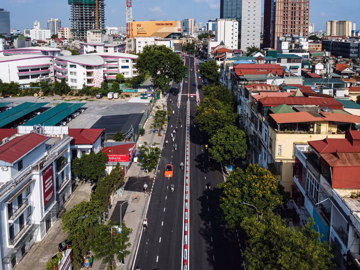 Khởi công từ tháng 11/2021, cầu vượt Chùa Bộc - Phạm Ngọc Thạch có tiến độ hoàn thành, đưa vào khai thác trong tháng 6/2022. Tuy nhiên, chủ đầu tư cho biết do ảnh hưởng của dịch Covid-19 cùng những vướng mắc trong việc di chuyển công trình ngầm nổi, vận chuyển dầm nên dự án bị kéo dài thời gian thi công.