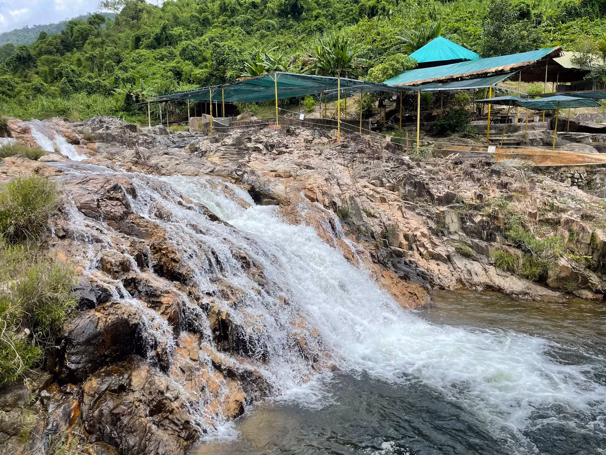 Thác Ho Cho với suối khoáng nóng, rất thích hợp ngâm mình thư giãn. 