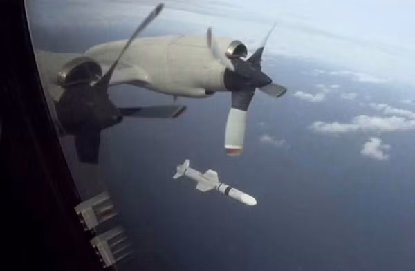 P-3 Orion phóng tên lửa hành trình diệt hạm Harpoon.