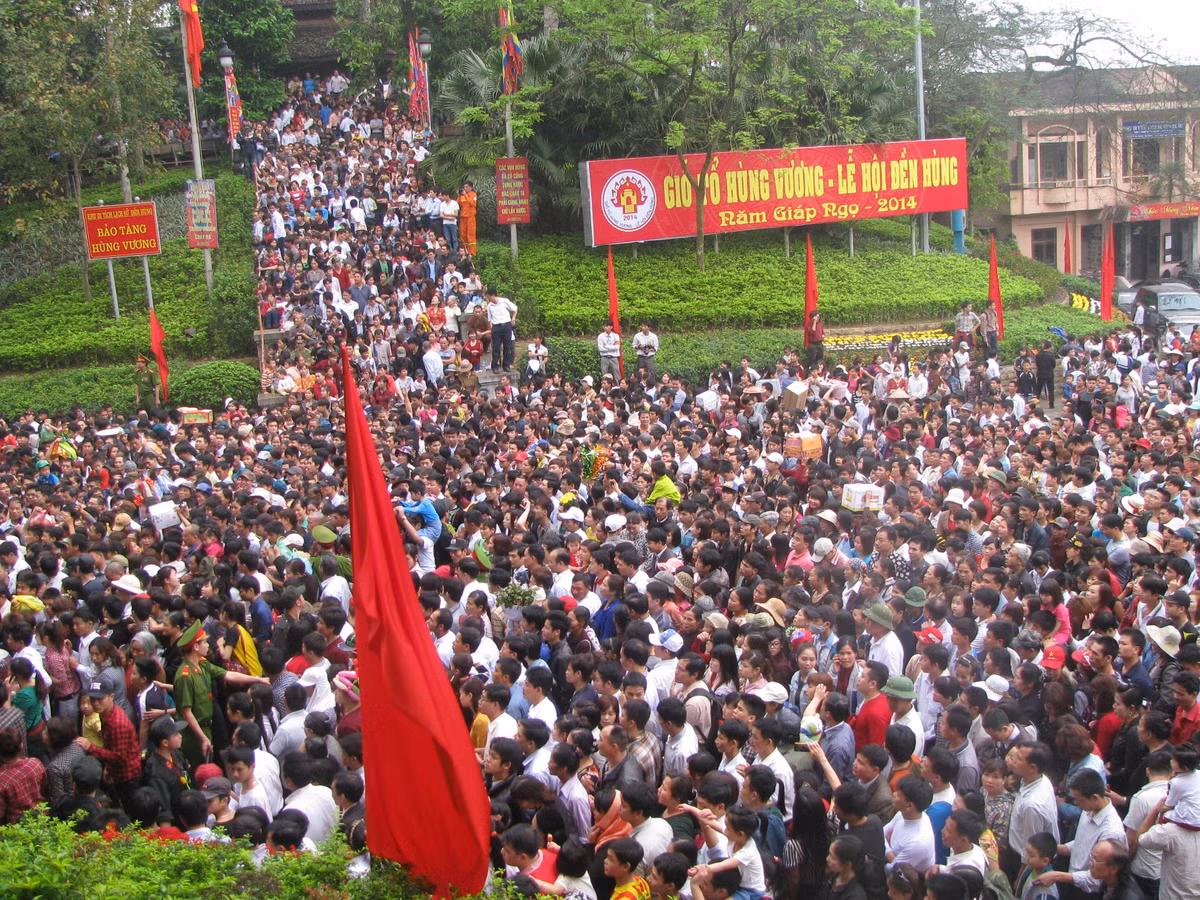 Hàng vạn người về dự Giỗ Tổ. Biển người xếp hàng lên dâng hương.