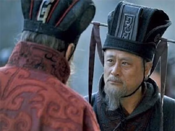 Ly do Tuan Uc theo Tao Thao du tai nang vuot xa Gia Cat Luong