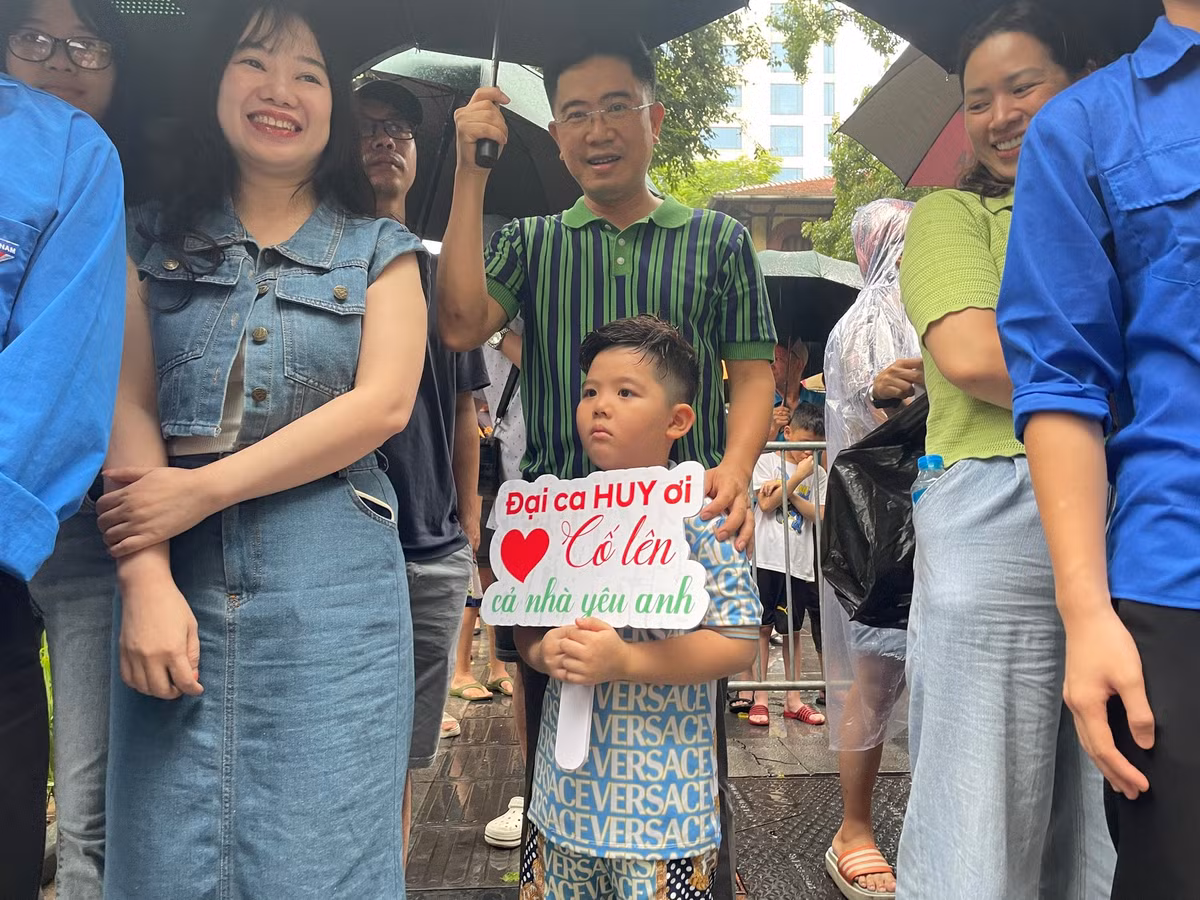 Nhung hinh anh cam dong trong ky thi vao lop 10 o Ha Noi