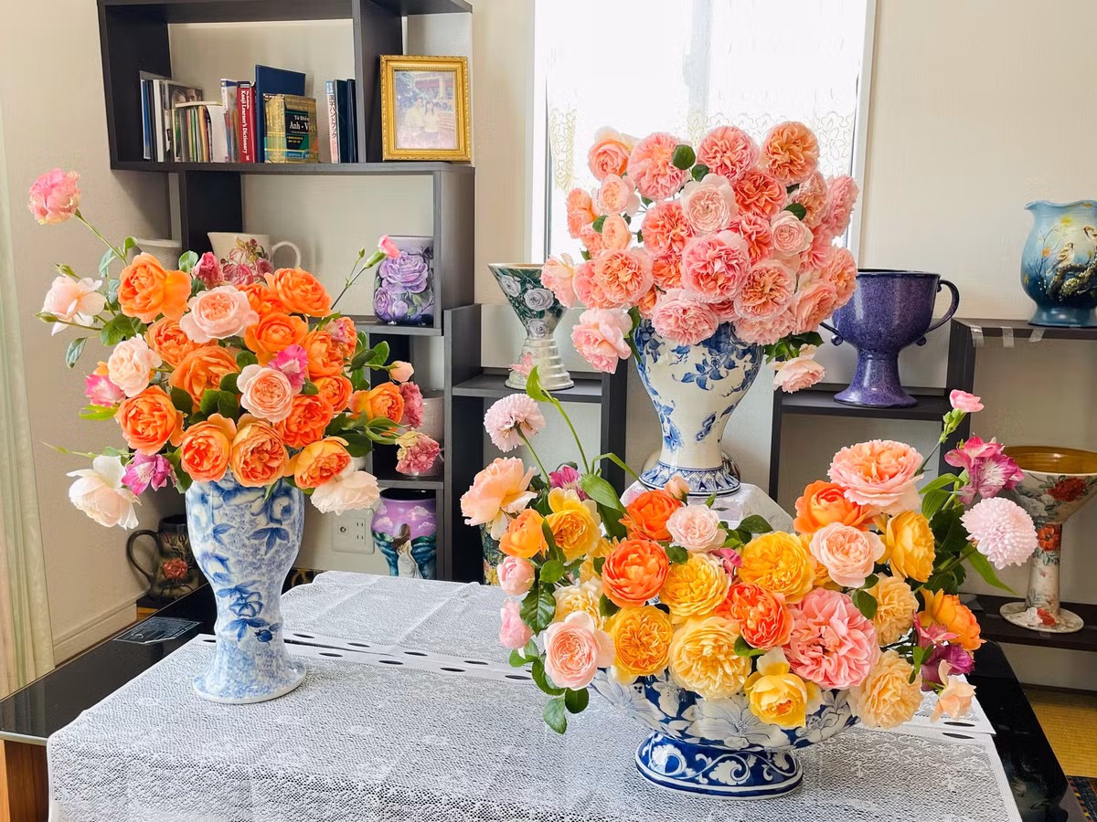 Ngoi nha chua lanh, quanh nam thom nuc mui hoa hong-Hinh-13