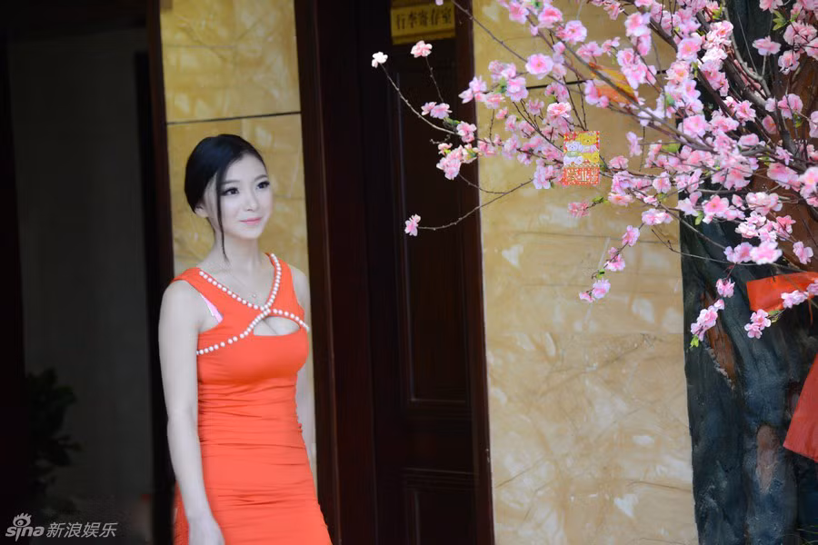 Không chỉ có khuôn mặt xinh đẹp, baby mà Tân Nhai còn sở hữu vòng một đẫy đà, sexy. Điều này khiến cô càng được chú ý nhiều hơn.
