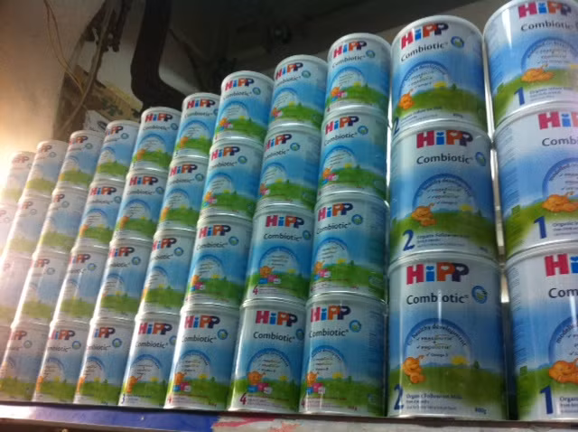 Một cửa hàng bán sữa HiPP tại Hà Nội.