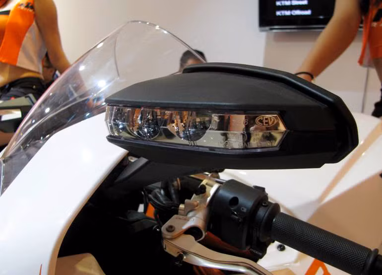 Bình xăng dung tích 16,5 lít, trọng lượng KTM RC8R khoảng 184 kg. KTM Việt Nam chưa công bố giá bán chính thức nhưng dự kiến RC 8 R có giá khoảng 30.700 USD tại Việt Nam (tương đương hơn 600 triệu đồng).