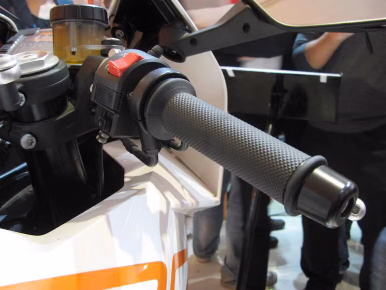 Hệ thống trợ lực tay lái do WP, một công ty thuộc KTM chế tạo.