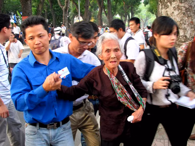 Chân đi không vững, tay trái bị gãy 3 năm không liền, khi hay tin Đại tướng từ trần, cụ vẫn đòi bằng được con cháu chở bằng xe máy tới viếng tại số 30 Hoàng Diệu.