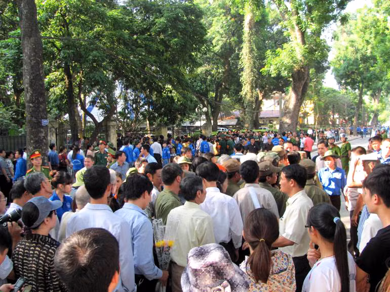 Gần cuối giờ chiều, sắp hết ngày cuối cùng được vào viếng Đại tướng, dòng người vẫn đông nghìn nghịt phía trước ngôi nhà 30 Hoàng Diệu.