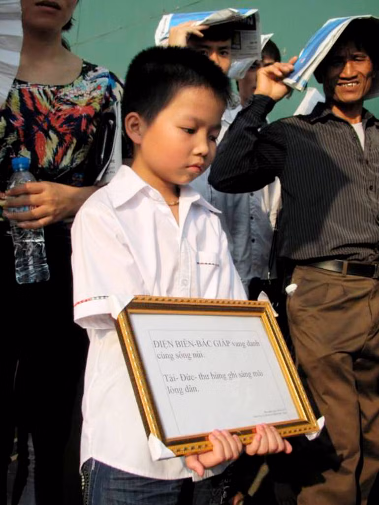 Dưới cái nắng chói chang, em Nguyễn Đình Lê Minh, học sinh lớp 3, từ Bắc Ninh tới vẫn kiên trì xếp hàng nhiều tiếng đồng hồ.
