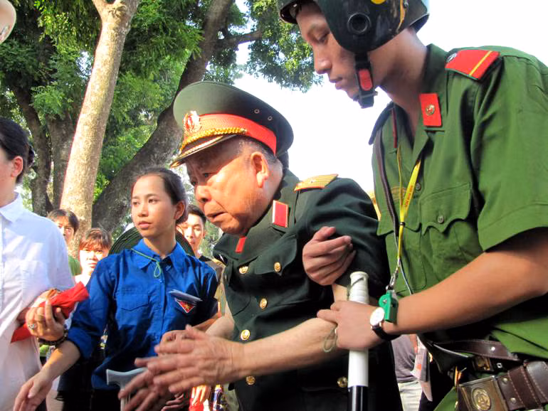 Thiếu tướng Ngô Bằng Khê, năm nay đã 89 tuổi, đi không còn vững cũng tới viếng Đại tướng.