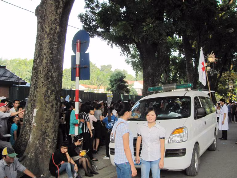 Xe cấp cứu vẫn túc trực cả ngày ngay gần đoàn người xếp hàng. Bác sĩ Dương Trung Kiên, Bệnh viện Xanh Pôn cho biết, từ sáng cho đến khoảng 15h chiều nay, đã có hơn 20 trường hợp bị ngất xỉu, một vài ca nặng, khó thở, tăng, giảm huyết áp đột ngột phải đưa vào cấp cứu tại bệnh viện.