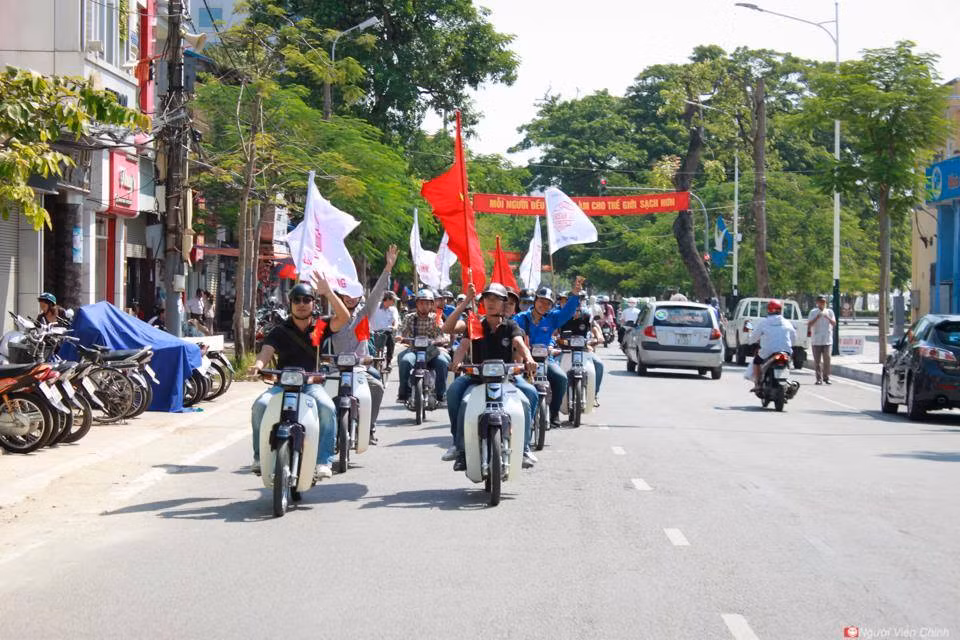 Sau khi tập trung, các đoàn sẽ nhập làm một để đi dạo quanh thành phố hoa phượng đỏ.