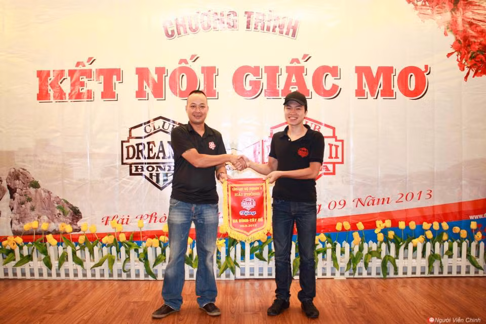 Box Hải Phòng trao cờ lưu niệm cho các Box tham gia chương trình. Ảnh: CLB Dream II