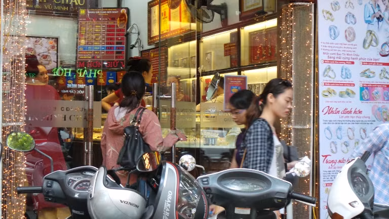 Người ra vào tấp nập tại cửa hàng Bảo Tín Minh Châu