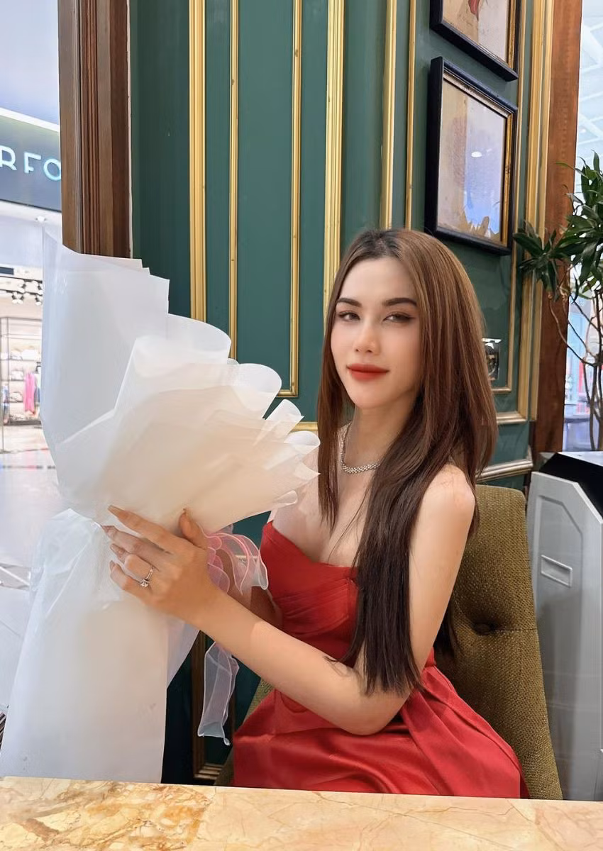 "Mẹ cho tôi cuộc sống này và làm những điều tốt nhất cho tôi. Gia đình không khá giả nhưng mẹ vất vả lo cho tôi từ nhỏ đến khi vào đại học. Tôi thấy mẹ rất phi thường. Tôi sẽ cố gắng sống tốt, làm việc chăm chỉ để báo đáp công ơn nuôi dưỡng của bố mẹ" - Thiên Hân chia sẻ.